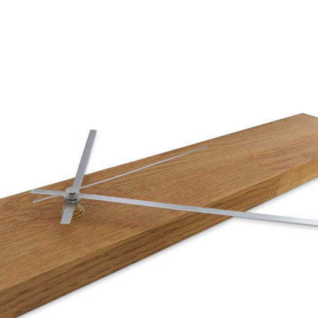 Függőleges formájú, modern megjelenésű faóra