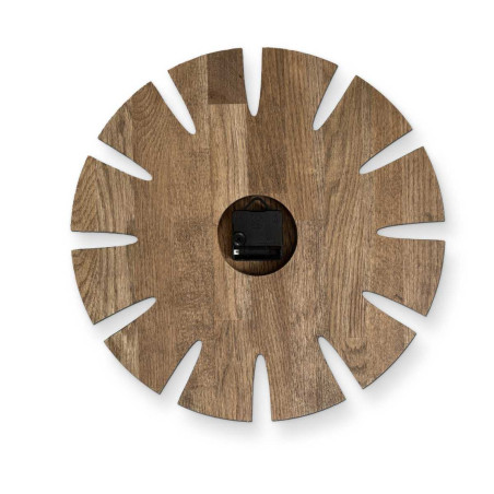 Elegáns, faragott, fából készült falióra eredeti dizájnnal, amely alkalmas a konyhába. Elegáns, faragott, fából készült falióra eredeti dizájnnal, amely alkalmas a konyhába.