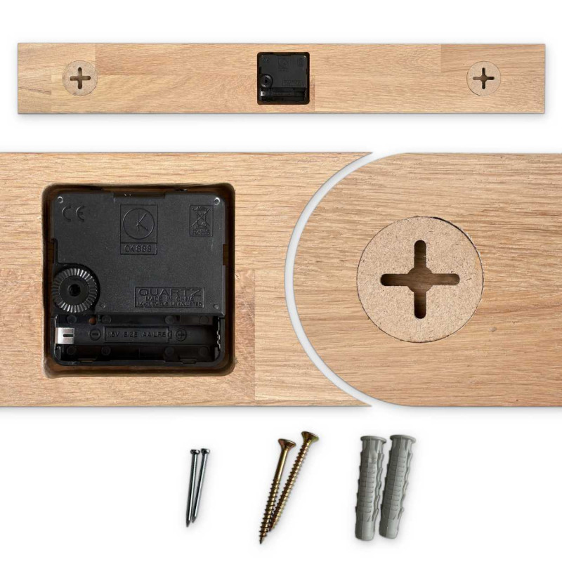 Nagyméretű, fából készült falióra, amely modern stílusú konyhába vagy nappaliba illik.