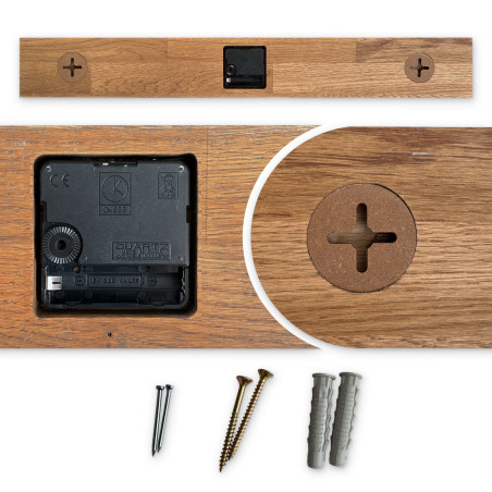 Fából készült falióra jellegzetes fekete számokkal és fekete mutatókkal.