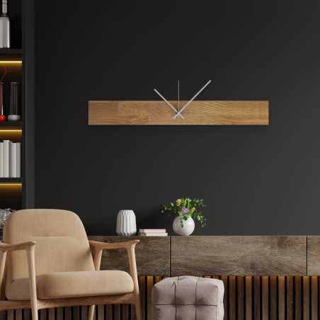 Nagyméretű, fából készült falióra jellegzetes fekete mutatókkal és különálló számokkal.