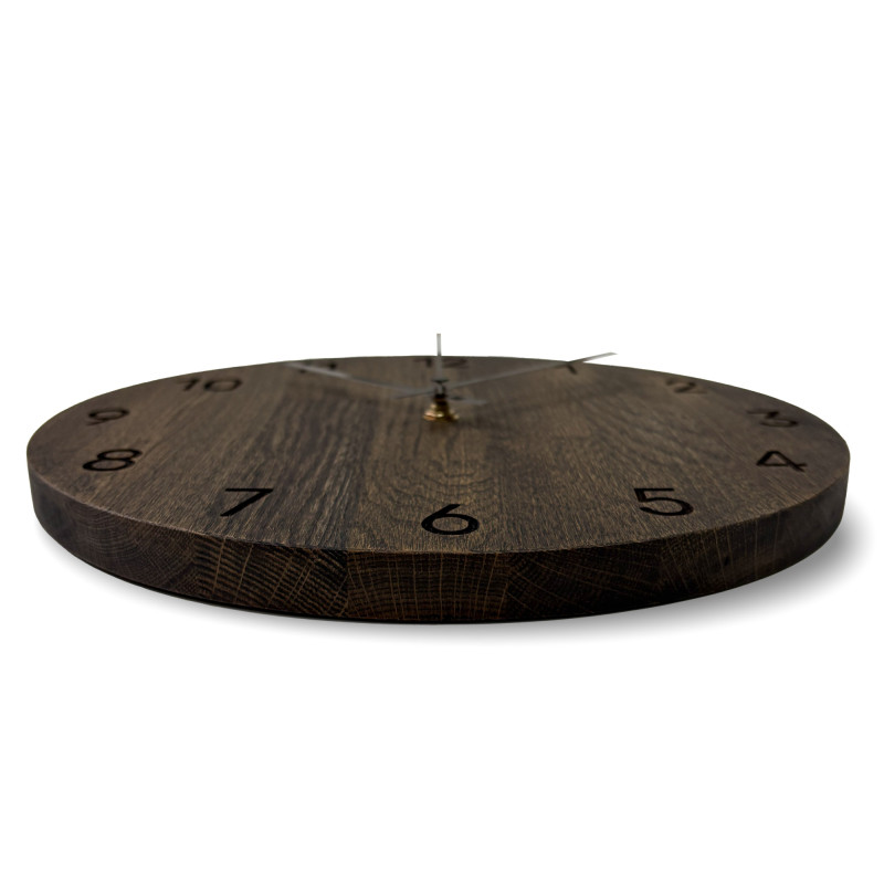 A minimalista fa órák egyedi fali dekorációk, amelyek a természetes stílus szerelmeseinek tetszeni fognak.