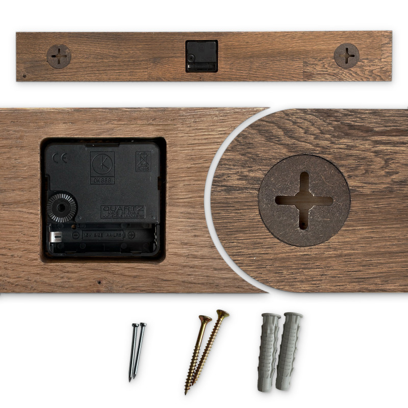 Nappaliba illő, vízszintes fa elemmel és fekete arab számokkal ellátott faóra.