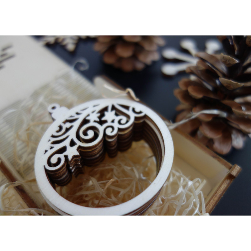 Díszméretek, karácsonyfadíszek, fa kiegészítők, fa és műanyag díszek