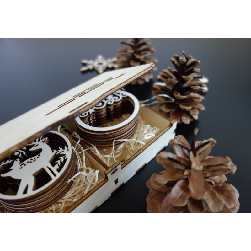 Díszméretek, karácsonyfadíszek, fa kiegészítők, fa és műanyag díszek