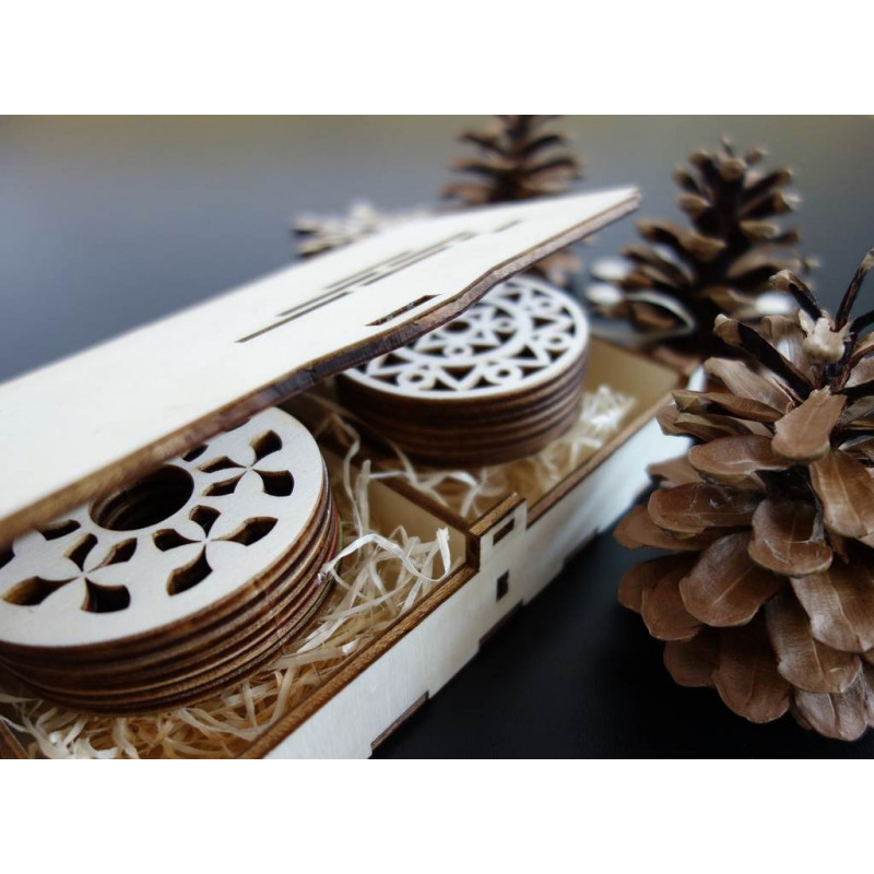 Díszméretek, karácsonyfadíszek, fa kiegészítők, fa és műanyag díszek