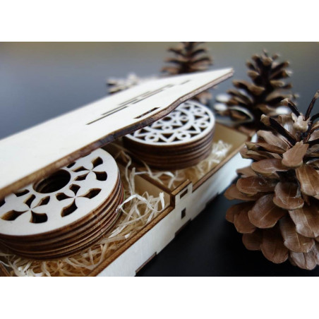 Díszméretek, karácsonyfadíszek, fa kiegészítők, fa és műanyag díszek