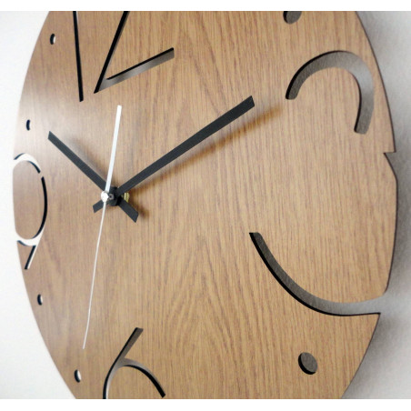 Fa kerek óra faragott 3-as, 6-os, 9-es és 12-es számokkal, világos tölgyfa talapzaton.