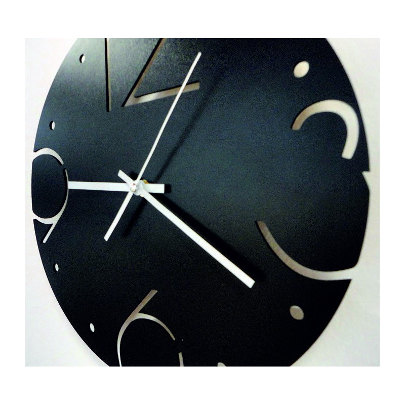 Csendes óra stílusos számlappal és kontrasztos mutatókkal tölgyfalapon.