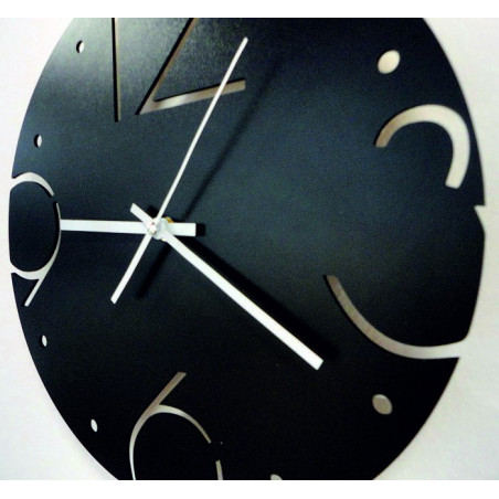 Csendes óra stílusos számlappal és kontrasztos mutatókkal tölgyfalapon.