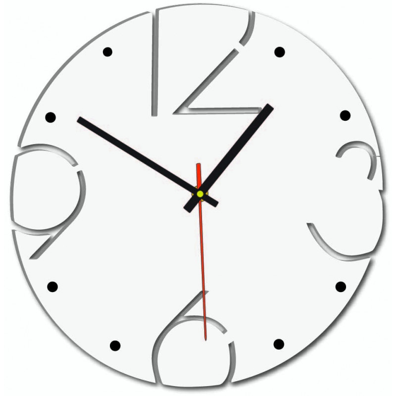 Designer falióra világos falapba vésett számokkal.