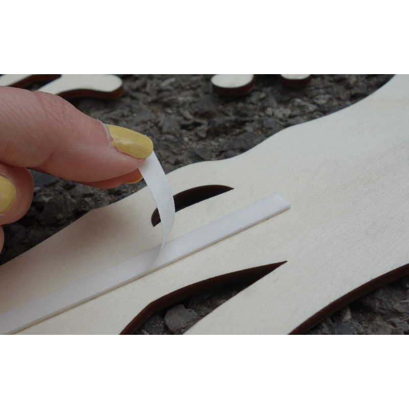 Faragott kép egy fa rétegelt lemez falán FA